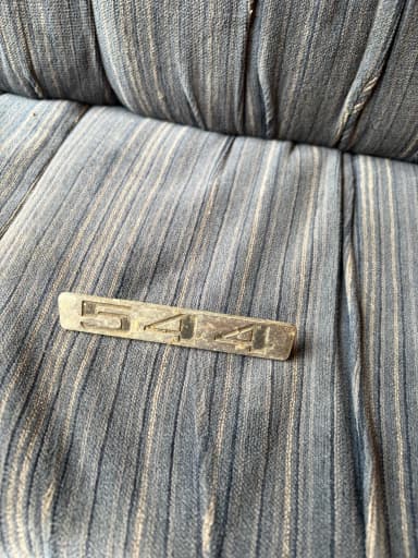 Alkuperäinen Volvo PV 544 -embleemi Ruotsissa