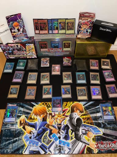Suuri Yu-Gi-Oh! kokoelma korteilla, holoilla, laatikoilla ja tarvikkeilla