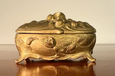 Jugendstil Schmuckschatulle mit Blumenmotiv