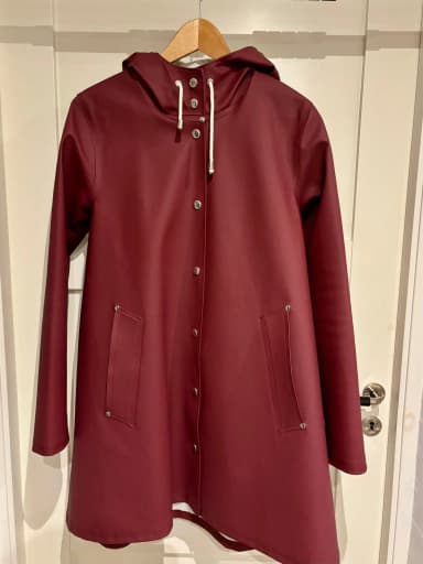 Stutterheim Mosebacke Regenmantel in Weinrot, Größe XS