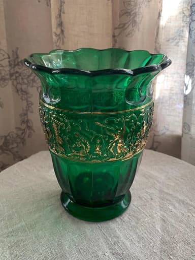 Jarrón de vidrio verde disponible en Suecia