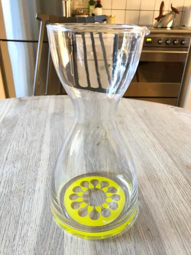 Lotta Odelius Juicy keltainen karahvi Sagaformilta
