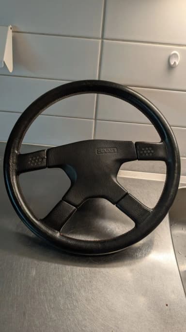 Piezas Saab Sport y Rally con volante MOMO incluido