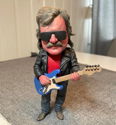 Eddie Meduza -keräilyfiguuri huutokaupassa