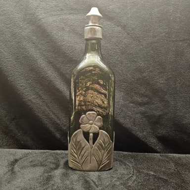 Grüne Glasflasche mit Zinnverzierung