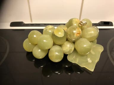 Pöytäkoriste viinirypäleterttu alabasteria