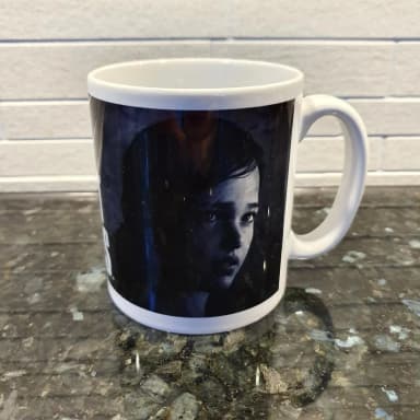 The Last of Us -hahmoilla varustettu mustavalkoinen muki
