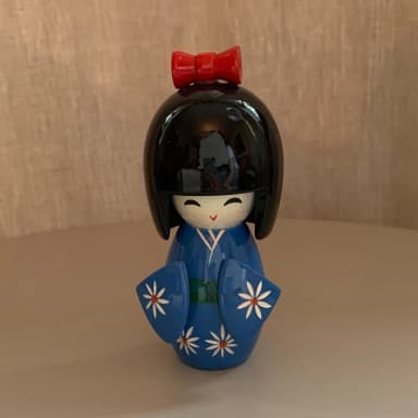 Japanilainen Kokeshi-puinen tyttöfiguuri