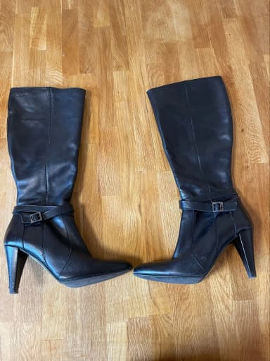 Stylish black leather knee boots Tamaris size 40 in like-new condition