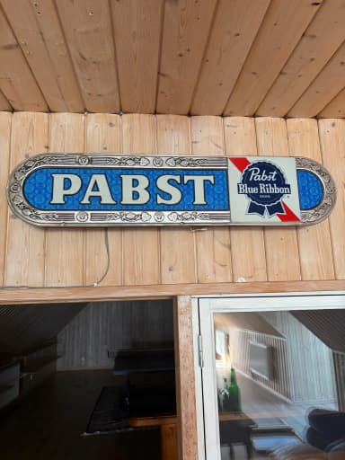 Retro Pabst Blue Ribbon Bierlampe und Vintage Barschild