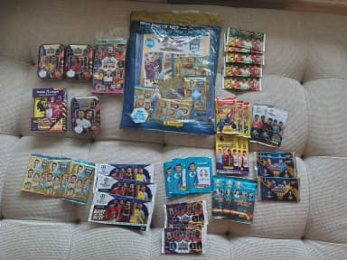 Subasta de tarjetas y objetos coleccionables de fútbol con baja puja inicial