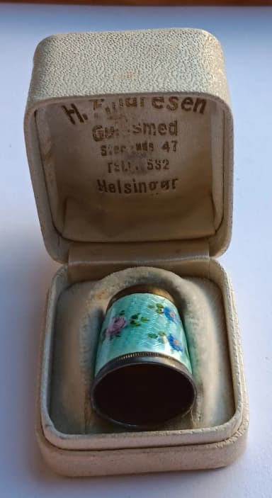 Antiker Fingerhut aus 935 Silber mit Emaillearbeit in Originalschachtel