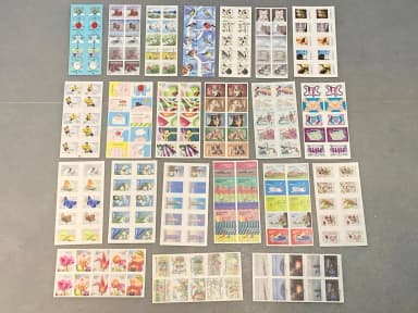 Zehn wertlose Briefmarken mit verschiedenen Motiven