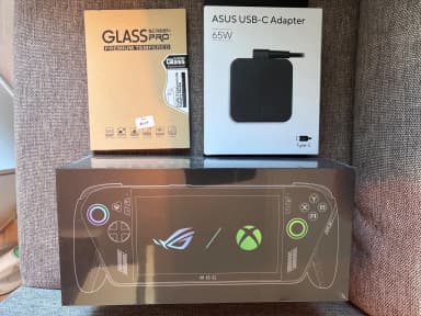 Ungeöffnete ASUS ROG Ally X mit Ladegerät und Displayschutz