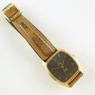 Reloj Omega De Ville Quartz con diseño de oro sobre acero